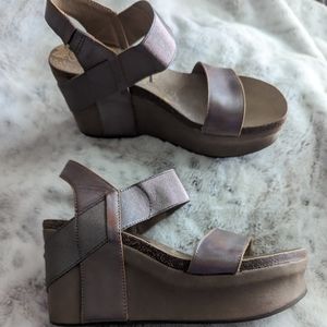 OTBT Bushnell pewter wedge sandals